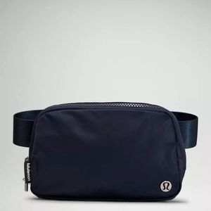 NWT Everywhere Belt Bag (Navy blue)